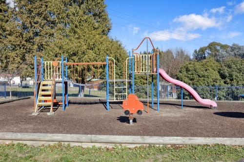 A környék, Southside Village in Symonston