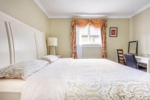 Janes private rooms with shared washroom in Surrey, Canada