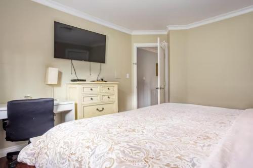 Janes private rooms with shared washroom in Surrey, Canada
