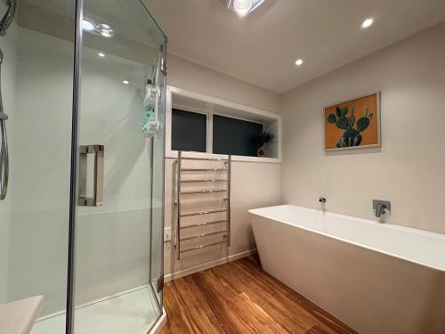 Spacious & Secluded Bush-View Suite in Kohimarama