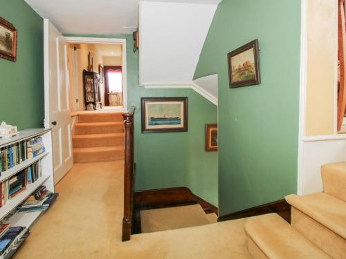 Hilltop House - image 2