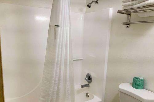 Days Inn by Wyndham Troy IL