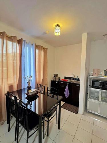 อพาร์ตเมนต์ 1 ห้องนอน 1 ห้องน้ำส่วนตัว ขนาด 30 ตร.ม. – ซานตาโรซา (LUNA STAYCATION Cozy Condo near Enchanted Kingdom) in ลากูน่า