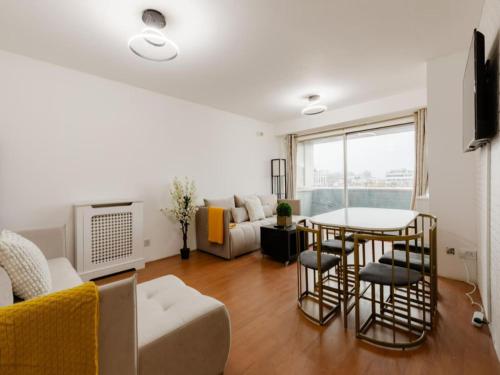 Luxurious London Apartment with City Views - image 3