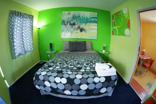 ไวบ์ โฮเทล ฮอลลีวูด (Vibe Hotel Hollywood) near โรงละครกรีก