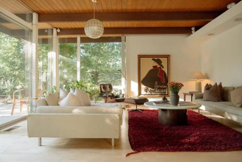 Villa Mountain Getaway with a Pool Hot Tub 5 Beds in Encino