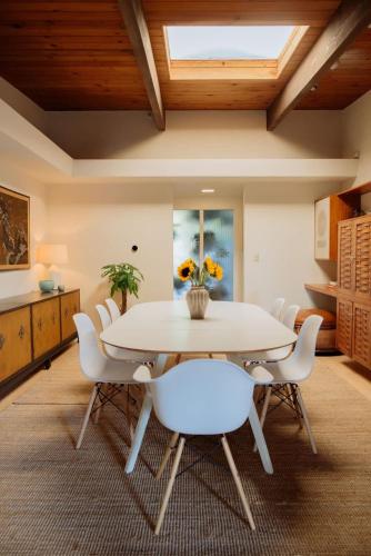 Villa Mountain Getaway with a Pool Hot Tub 5 Beds in Encino