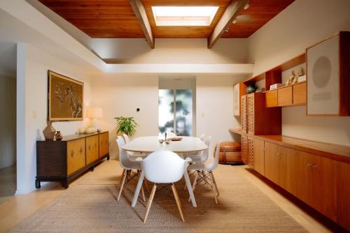 Villa Mountain Getaway with a Pool Hot Tub 5 Beds in Encino