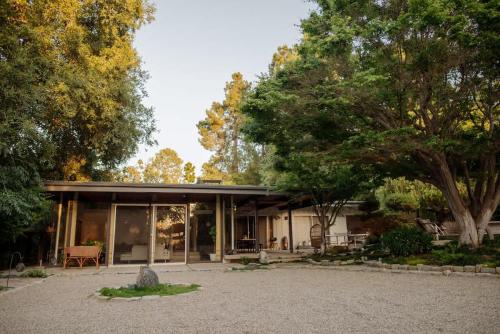 Villa Mountain Getaway with a Pool Hot Tub 5 Beds in Encino