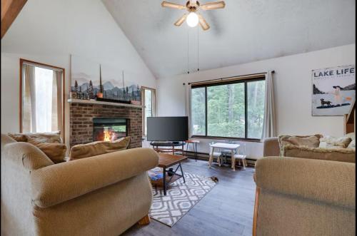 Weekend at Bernies II! *Pet-friendly* *jacuzzi tub* *pool table* in Long Pond, USA