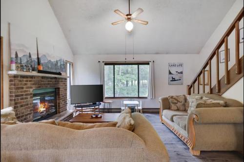 Weekend at Bernies II! *Pet-friendly* *jacuzzi tub* *pool table* in Long Pond, USA