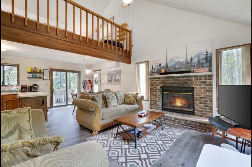 Weekend at Bernies II! *Pet-friendly* *jacuzzi tub* *pool table* in Long Pond, USA
