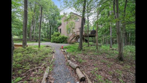 Weekend at Bernies II! *Pet-friendly* *jacuzzi tub* *pool table* in Long Pond, USA