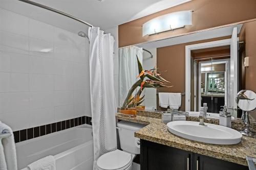 Gorgeous City Oasis In The Heart Of Downtown - A Rare Find! in Vancouver, Canada