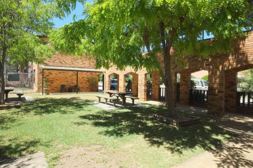 บริการและสิ่งอำนวยความสะดวก, โรงแรมแมคลินลอดจ์ (Maclin Lodge Motel) in แคมป์เบลทาวน์