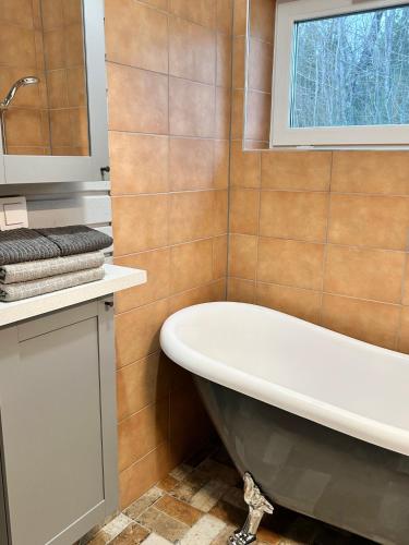 厄勒布鲁 Lilla huset Bed & Breakfast - countryside guesthouse, free parking 4星级 酒店 泳池