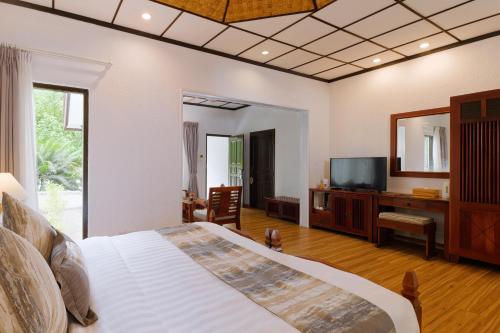 Deluxe Beachfront Room image 4