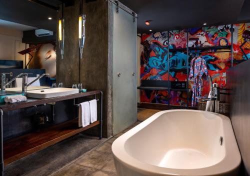 Dash Deluxe Double Room City View with Free 2 Bottles Beer image 5