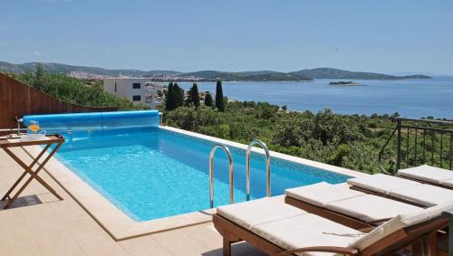 Amazing view with swimingpool House Panorama