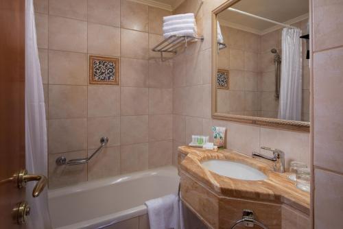 Superior Twin Room  image 5
