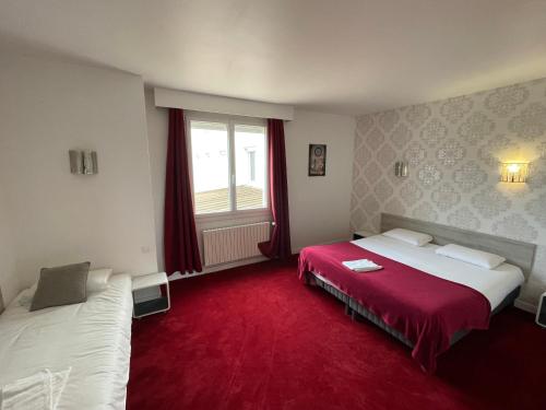 1 king bed, 1 twin bed