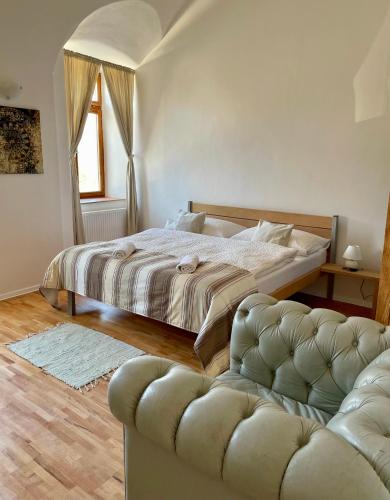1 king bed, 1 twin bed