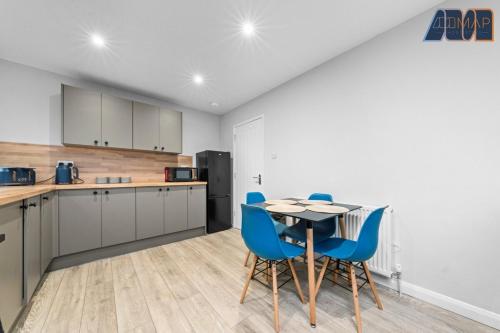 Cosy 2-Bed House I Easy Edinburgh Access I Sleeps 4 in Whitburn