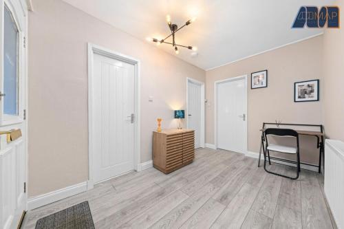 Cosy 2-Bed House I Easy Edinburgh Access I Sleeps 4 in Whitburn