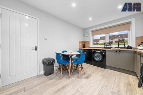 Cosy 2-Bed House I Easy Edinburgh Access I Sleeps 4 in Whitburn