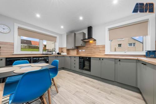 Cosy 2-Bed House I Easy Edinburgh Access I Sleeps 4 in Whitburn