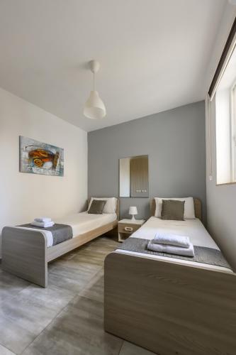F9 Room 2, Private Room two single beds shared bathroom in shared Flat, Msida (Foto 9)