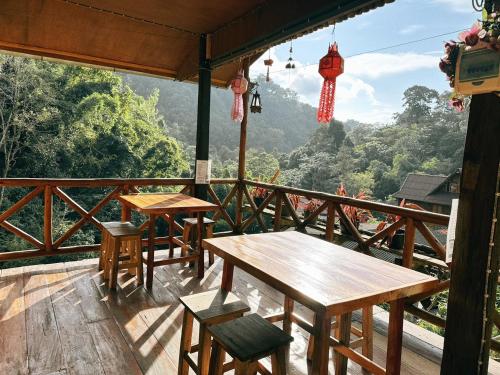 balkon/terras, บ้านไม้ไผ่เทียมตาแม่กำปอง BanmaipaiTimtaMaekampong in Mae On gebied