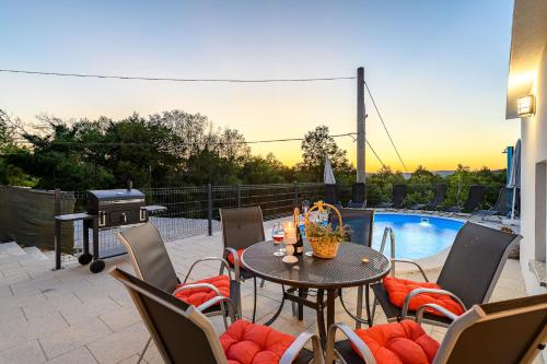 Létesítmények, Holiday House Azur with a private pool in Paradiz