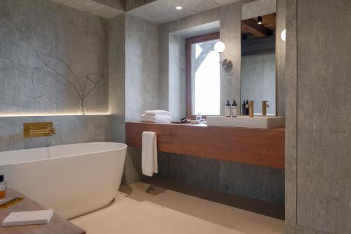 Bathroom, MiHotel - Grenier a Sel de Perouges in Perouges