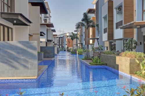 Swimming pool, Comfort Modern 2BR at Asatti Apartment By Travelio in Medang