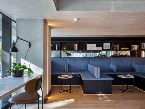 Centrally Located Modern Loft w Free Parking, Infinity Pool, Workspace