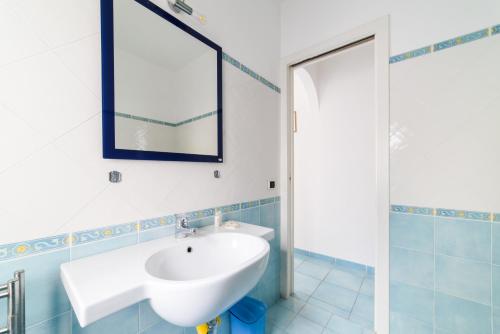 LUIMAR Holiday House - image 2