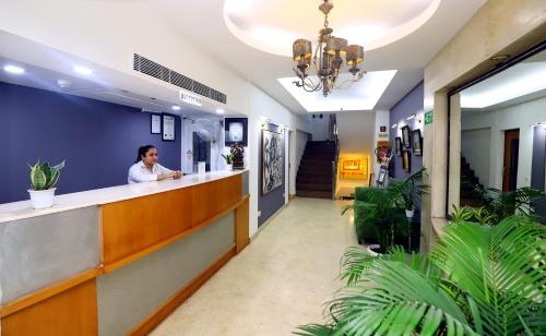 Előcsarnok, Corus Hotel near Connaught tér