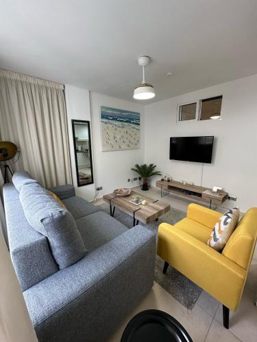 delat sällskapsrum/tv-rum, Modern 1BR Walk to Beach, Casino & Puerto Banús (Modern 1BR Walk to Beach, Casino & Puerto Banus) in Marbella