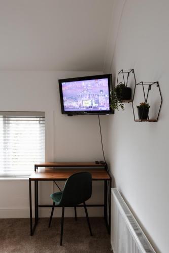 Spacious 4 Bedroom House with Free Parking & Fast WiFi, near A66