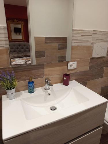 Bathroom, Appia Antica Room in Ciampino Airport