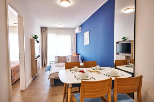 One-Bedroom Apartment with Balcony and Sea View image 3