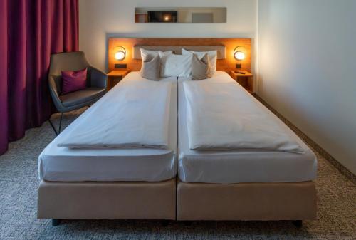 Standard Twin Room image 3