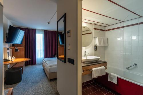 Standard Twin Room image 2