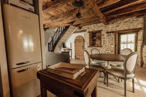 virtuve, 80m² 2 guļamistaba, 1 privāta vannas istaba Māja Le Vigen
 (Spa de nage, sauna, lit hydromassant privatifs) in Le Vigen
