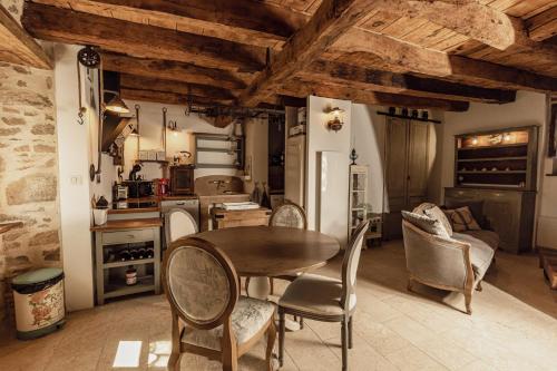 virtuve, 80m² 2 guļamistaba, 1 privāta vannas istaba Māja Le Vigen
 (Spa de nage, sauna, lit hydromassant privatifs) in Le Vigen