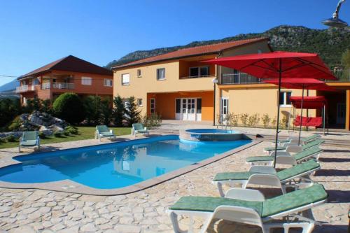 Peldbaseins, Holiday Home Nadalina in Dusina