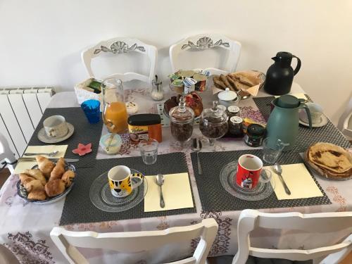 Ēdiens un dzērieni, AUX BOIS de CERF chambre d'hôtes dans notre maison (AUX BOIS de CERF chambre d'hotes dans notre maison) in Les Avenieres-Veyrins-Thuellin
