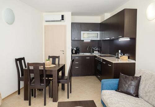kuhinja, Seaside Bliss- Elegant 1BD with Stunning View by Flat Mаnager in Kavarna