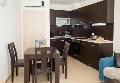 kuhinja, Seaside Bliss- Elegant 1BD with Stunning View by Flat Mаnager in Kavarna